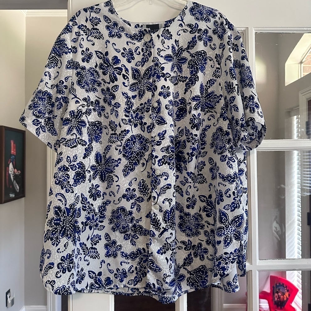 Maggie Barnes Blue and‎ White Boxy Blouse with Peter Pan Collar